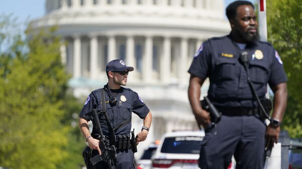 Сотрудники полиции на перекрестке между зданиями Капитолия США и библиотеки конгресса в Вашингтоне - Sputnik Молдова