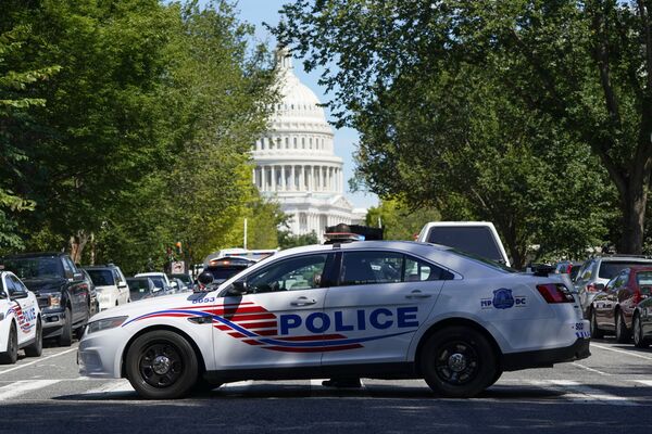 Машина полиции в районе зданий Капитолия США и библиотеки конгресса в Вашингтоне. - Sputnik Молдова
