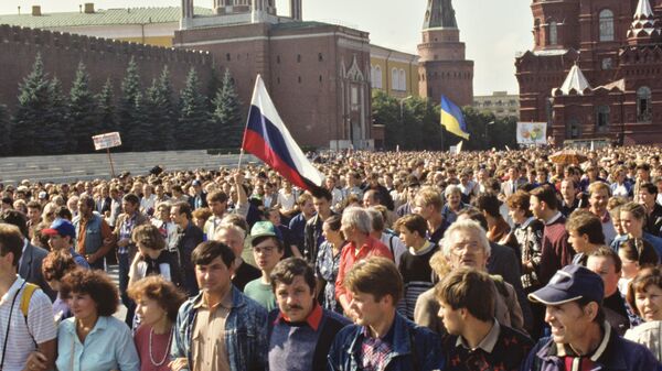 Evenimente de la Moscova în perioada 19-22 august 1991.
Moscoviții din Piața Roșie la 22 august 1991. - Sputnik Moldova