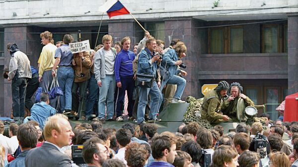 Apărătorii democrației la clădirea Sovietului Suprem al RSFSR („Casa Albă”) pe unul dintre tancurile introduse la Moscova la 19 august 1991 în legătură cu declararea stării de urgență în capitală de către membrii Comitetului de Urgență. - Sputnik Moldova-România
