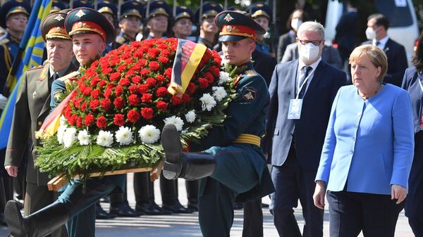 Канцлер Германии А. Меркель возложила цветы к Могиле Неизвестного Солдата - Sputnik Moldova-România