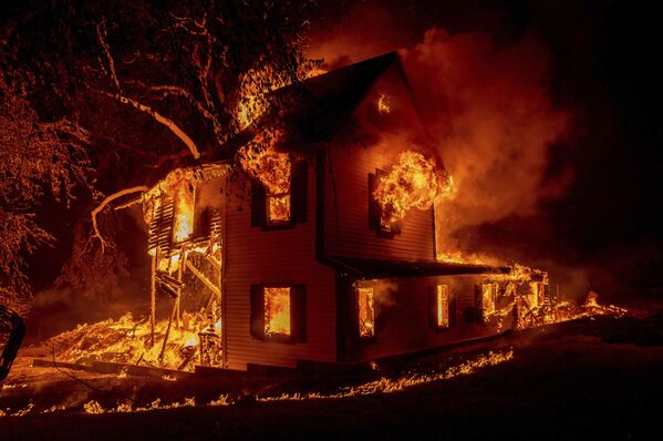 Загоревшийся дом в Джейнсвилле, штат Калифорния. - Sputnik Молдова