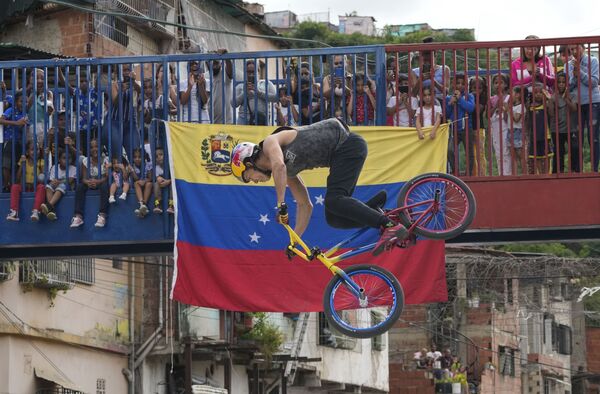 Чемпион Даниэль Дерс выступает на выставке в Каракасе, Венесуэла. - Sputnik Молдова