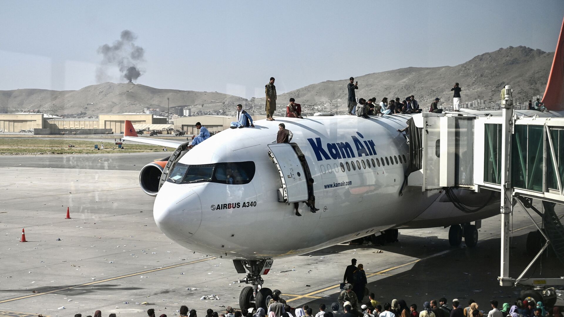 Афганцы забираются на самолет в аэропорту после вступления талибов в Кабул - Sputnik Moldova-România, 1920, 22.08.2021