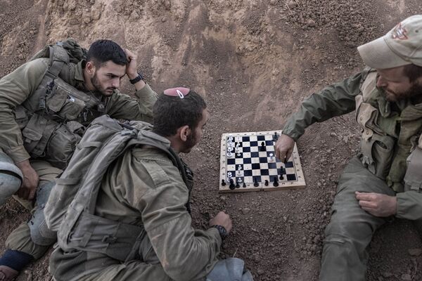 Израильские солдаты на позиции играют в шахматы. - Sputnik Молдова