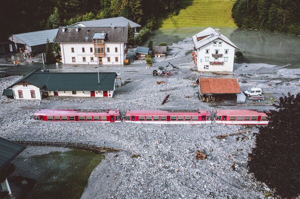 Застрявший после наводнения поезд в Вальд-им-Пинцгау недалеко от Зальцбурга, Австрия. - Sputnik Молдова