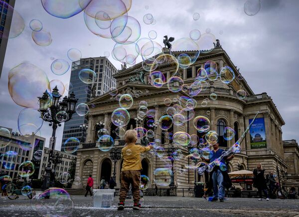Мальчик играет с мыльными пузырями перед Старой оперой во Франкфурте, Германия. - Sputnik Молдова