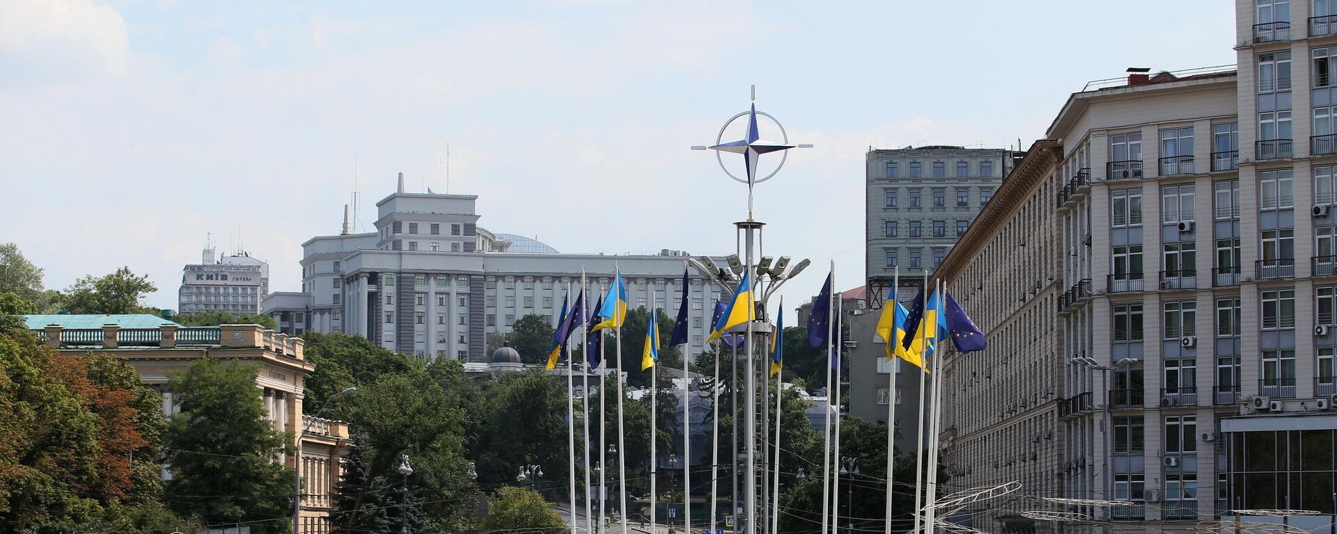 Эмблема НАТО на Европейской площади в Киеве. - Sputnik Молдова, 1920, 20.08.2021