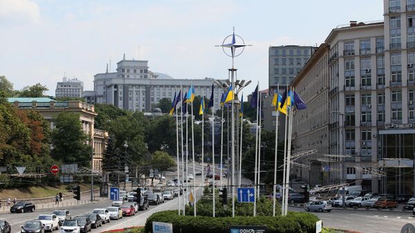 Эмблема НАТО на Европейской площади в Киеве. - Sputnik Молдова