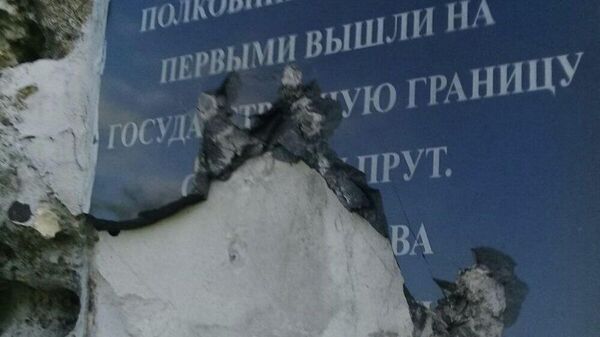 Разрушенный вандалами памятный знак в честь воинов 3-й гвардейской Уманской воздушно-десантной дивизии в Молдове - Sputnik Молдова