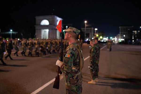 Для большинства военнослужащих репетиция парада проходила впервые. - Sputnik Молдова