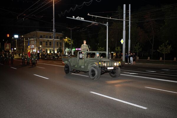 RÎn total, 800 de soldaţi şi 420 de angajați din cadrul Mai şi IGP au mărşăluit preţ de aproape două ore în centru Chişinăului. - Sputnik Moldova