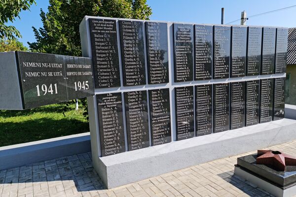 În satul Teșcureni a fost restaurat și inaugurat un memorial al ostașilor căzuți - Sputnik Moldova
