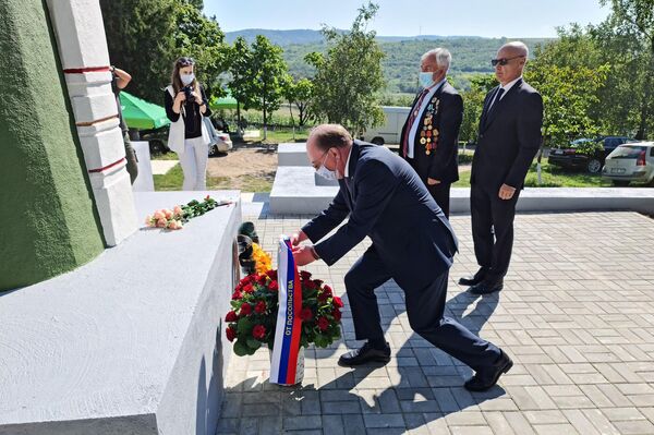 Depunere de flori la deschiderea memorialului al ostașilor căzuți în satul Teșcureni - Sputnik Moldova