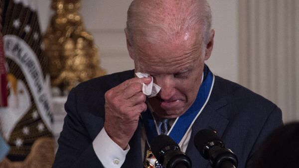 Joe Biden își șterge lacrimile - Sputnik Moldova-România