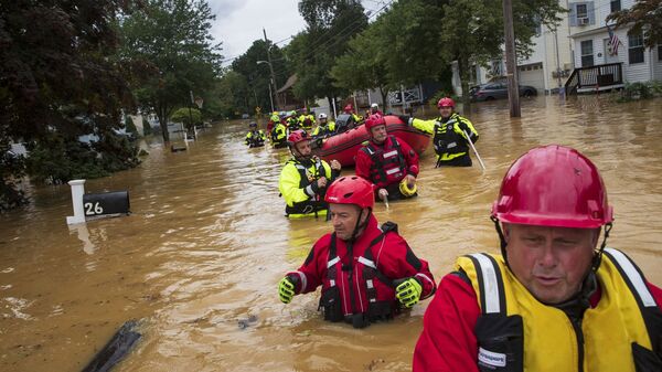 Члены добровольческой пожарной компании New Market ищут пострадавших от наводнения, вызванного тропическим штормом Генри - Sputnik Молдова