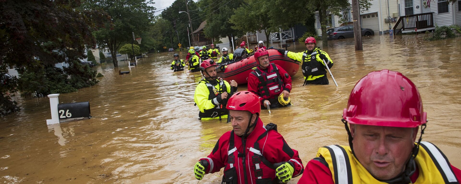 Члены добровольческой пожарной компании New Market ищут пострадавших от наводнения, вызванного тропическим штормом Генри - Sputnik Молдова, 1920, 23.08.2021