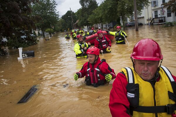 Члены добровольческой пожарной компании New Market ищут пострадавших от наводнения, вызванного тропическим штормом &quot;Генри&quot;. - Sputnik Молдова