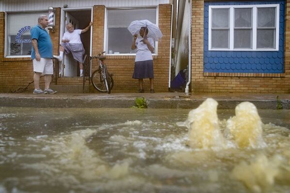 Затопленные улицы после тропического шторма &quot;Генри&quot; в США. - Sputnik Молдова
