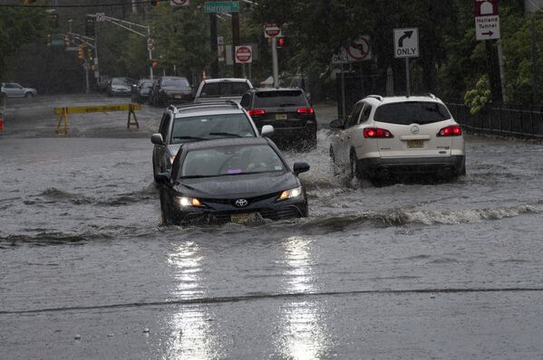 Автомобили на затопленной улице во время тропического шторма &quot;Генри&quot; в США. - Sputnik Молдова