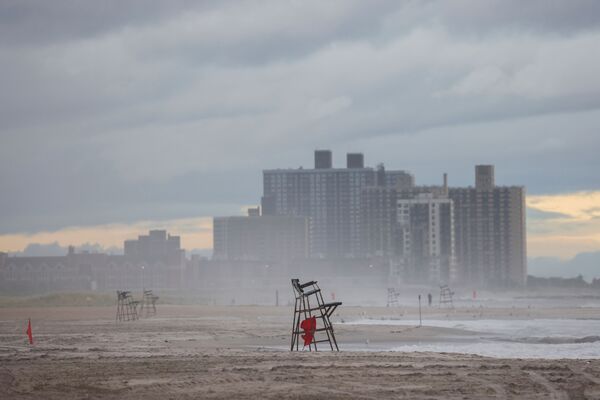 Закрытый пляж после тропического шторма &quot;Генри&quot; в США. - Sputnik Молдова