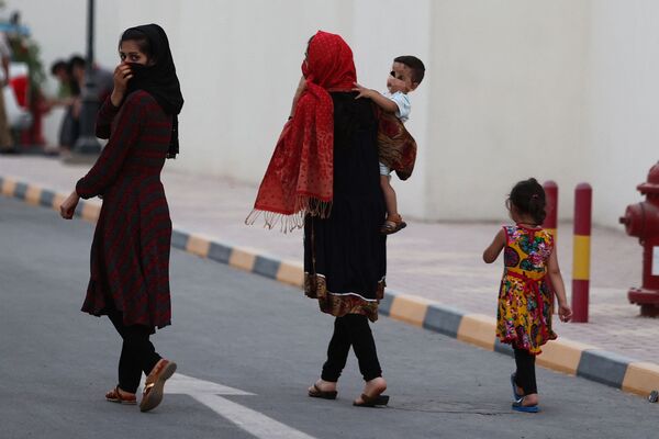 Афганские дети и женщины в комплексе вилл в Катаре. - Sputnik Молдова