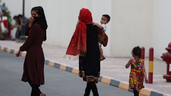 Афганские дети и женщины в комплексе вилл в Катаре  - Sputnik Молдова