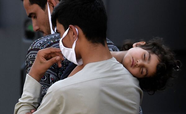Эвакуированные из Афганистана во время приезда в центр для беженцев в штате Вирджиния, США. - Sputnik Молдова