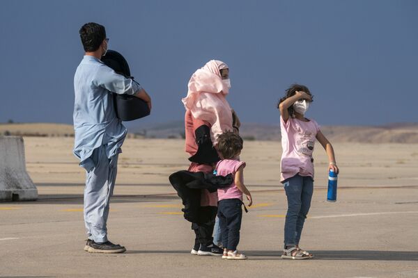 Афганская семья на взлетной полосе в Испании. - Sputnik Молдова