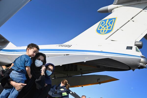 Эвакуированные из Афганистана в Международном аэропорту Борисполь, Киев. - Sputnik Молдова
