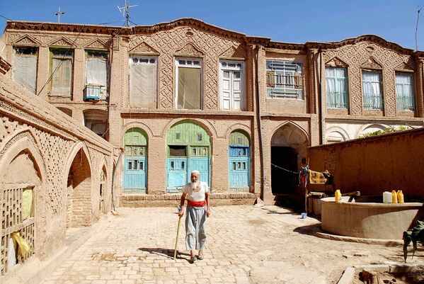 În această fotografie făcută, 17 septembrie 2007, un afgan în vârstă se plimbă prin curtea unei clădiri tradiționale în curs de rennovare în partea veche a orașului Herat la vest de Kabul. Conservarea Locurilor Istorice face parte dintr-un proiect mai amplu de reabilitare implementat de programul de sprijin al orașelor istorice al trustului Aga Khan pentru Cultură, cu sprijinul Germaniei. - Sputnik Moldova-România