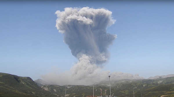 Момент извержение вулкана Эбеко на Курилах попал на видео - Sputnik Молдова