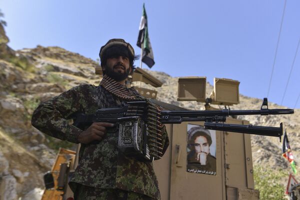 Mișcarea de rezistență afgană și forțele de revoltă anti-talibane patrulează de-a lungul unui drum la Rah-e Tang, în provincia Panjshir, la 25 august 2021, după preluarea militară de către talibani a Afganistanului. - Sputnik Moldova-România