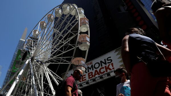 Люди в очереди на колесо обозрения на Таймс-сквер в Нью-Йорке - Sputnik Молдова
