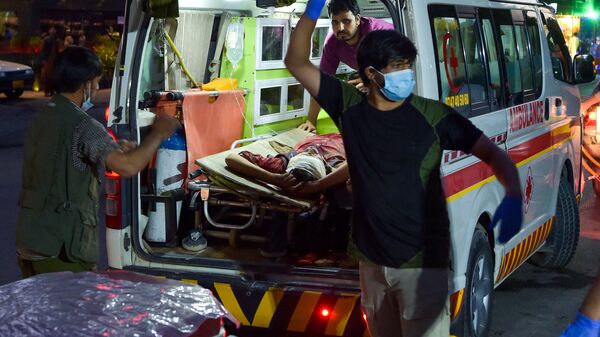 Медицинский персонал доставит раненого в больницу на машине скорой помощи после двух мощных взрывов - Sputnik Moldova-România
