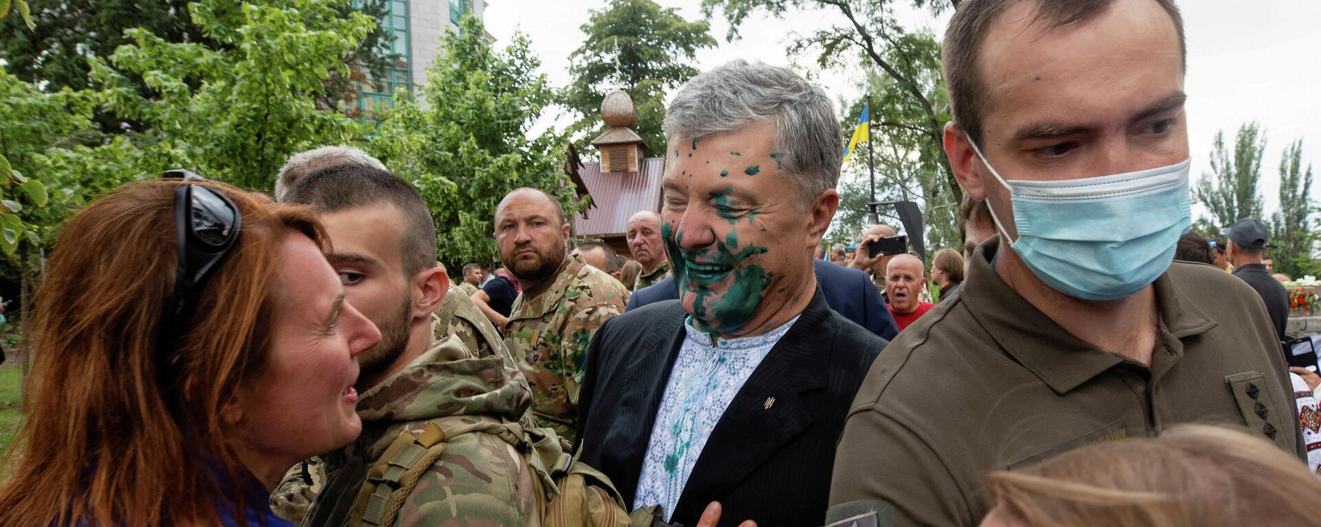 Бывший президент Украины Петр Порошенко разговаривает со сторонником после того, как нападавший на него облил зеленой жидкостью во время мероприятия - Sputnik Молдова, 1920, 27.08.2021
