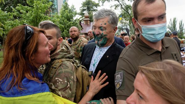 Бывший президент Украины Петр Порошенко разговаривает со сторонником после того, как нападавший на него облил зеленой жидкостью во время мероприятия - Sputnik Молдова