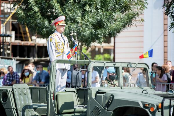 Военным парадом по случаю 30-летия независимости Молдовы руководил командующий Национальной армией бригадный генерал Игорь Горган.  - Sputnik Молдова