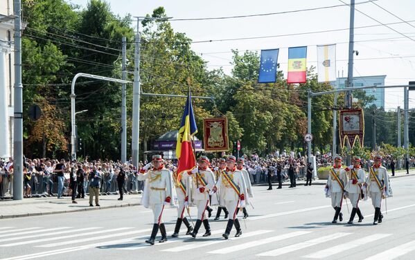 Parada a început cu întârziere, pentru că președinții Ucrainei și României nu au putut ajunge la timp - Sputnik Moldova