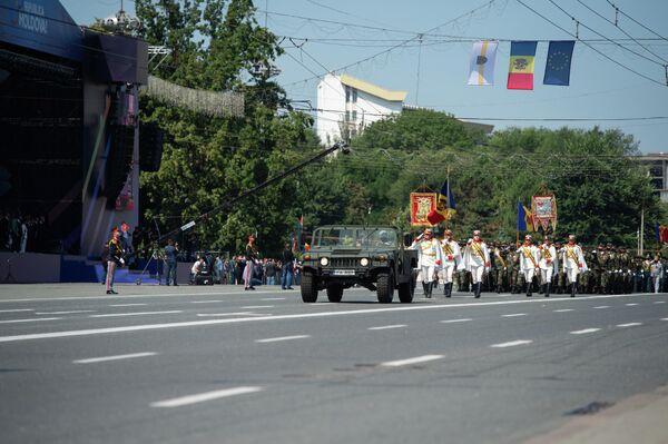Militarii Armatei Naţionale, angajaţii Ministerului de Interne şi cei ai Inspectoratului General de Poliţie au defilat prin Piața Marii Adunări Naționale - Sputnik Moldova