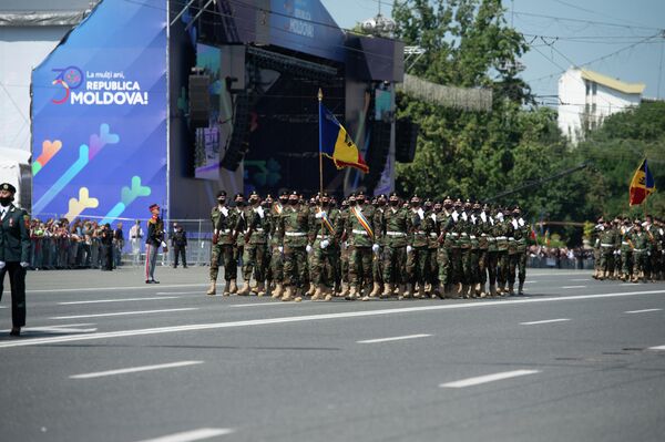 Первая мотопехотная бригада &quot;Молдова&quot; (Бельцы) - на военном параде в Кишиневе по случаю 30-летия независимости Молдовы. - Sputnik Молдова