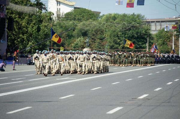 На военном параде в Кишиневе по случаю 30-летия независимости Молдовы - 22-й миротворческий батальон во главе с командующим контингентом подполковником Ионом Коцофанэ. - Sputnik Молдова