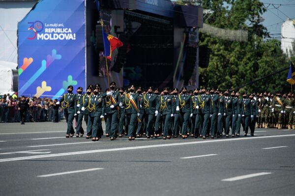 În total, 800 de soldaţi şi 420 de angajați din cadrul MAI şi IGP au mărşăluit prin centru Chişinăului. - Sputnik Moldova
