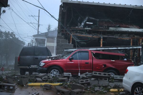 Ураганы четвертой категории способны срывать крыши и рушить внешние стены домов, вырывать с корнем деревья и валить опоры линий электропередачи, блокируя подъезды к населенным пунктам. - Sputnik Молдова