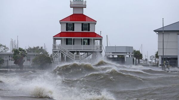 Высокие волны во время обрушения урагана Ида на штат Луизиана - Sputnik Молдова
