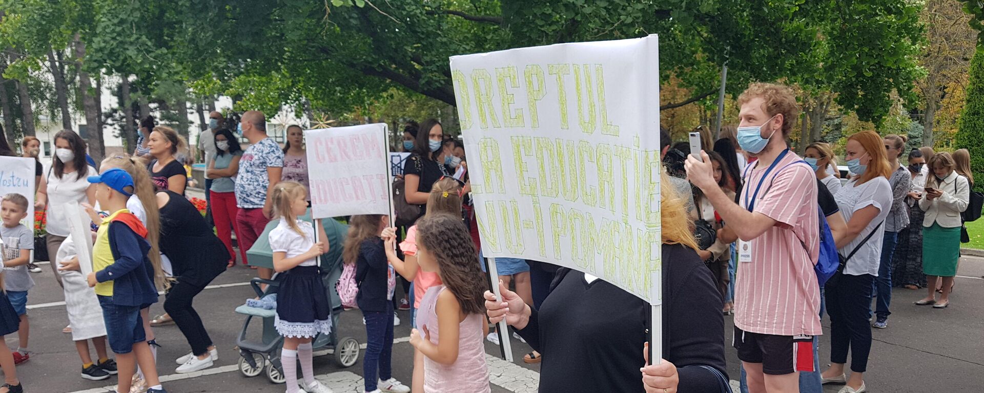 Протест представителей ассоциации Солидарные родители у здания правительства - Sputnik Молдова, 1920, 01.09.2021