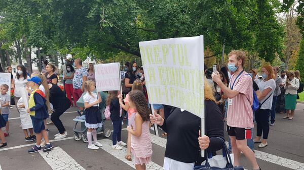 Протест представителей ассоциации Солидарные родители у здания правительства - Sputnik Молдова