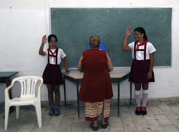 Elevi din Havana, Cuba, își salută învățătoarea - fotografie realizată în data de 19 aprilie 2015. - Sputnik Moldova