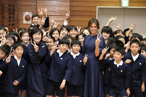 Prima doamnă a Statelor Unite, Melania Trump, și soția prim-ministrului nipon Akie Abe pozează cu un grup de elevi japonezi dintr-o școală din Tokyo. 6 noiembrie 2017. - Sputnik Moldova