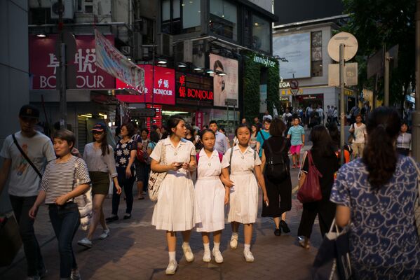 Un grup de elevi merge pe o stradă din Hong Kong, 4 iulie 2016. - Sputnik Moldova